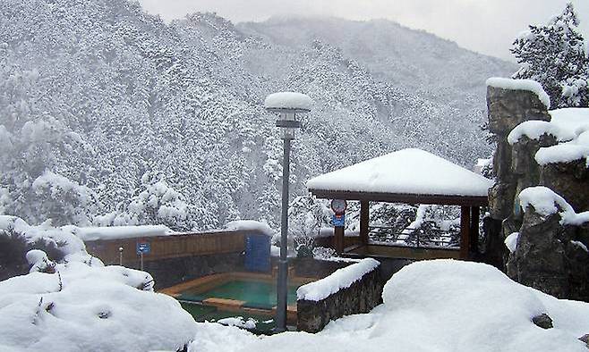 눈 덮인 덕구온천 노천탕.&nbsp;울진군 제공