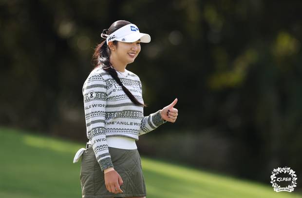 퍼팅을 성공한 뒤 기뻐하고 있는 박혜준. 사진 제공=KLPGA