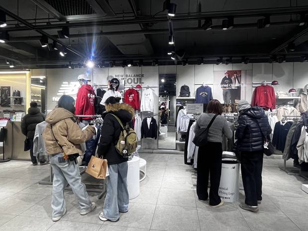 뉴발란스 명동점에서 외국인 관광객들이 매장 내부를 둘러보고 있다. 노현영 기자