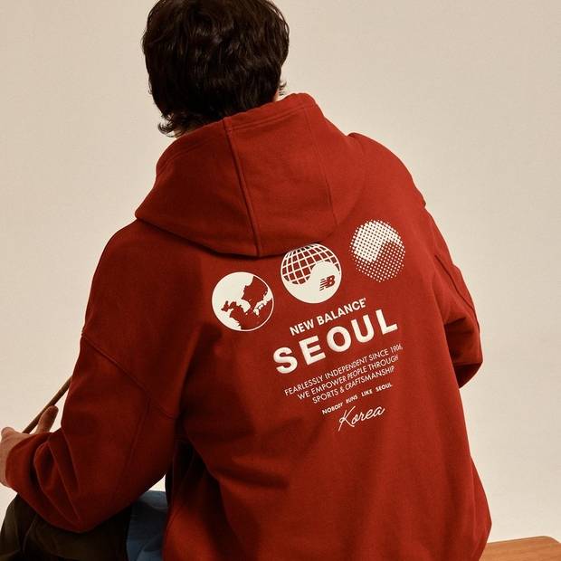 뉴발란스의 ‘UNI NB 서울 글로벌 익스클루시브 후드티’. 사진 제공=이랜드월드