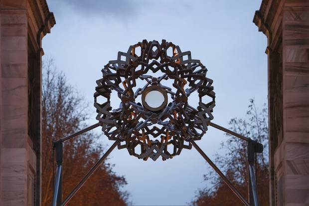 5일(현지시간) 이탈리아 밀라노 ‘평화의 아치(아르코 델라 파체)’에 성화대가 마련돼 있다. 밀라노=연합뉴스