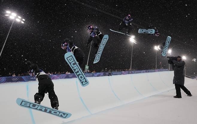 12일(현지시간) 이탈리아 리비뇨 스노파크에서 열린 2026 밀라노·코르티나담페초 동계 올림픽 스키 스노보드 여자 하프파이프 결선에서 최가온이 마지막 3차 시기 묘기를 선보이고 있다. 사진은 최가온의 3차 시기 두번째 점프를 촬영한 사진 6장을 레이어 합성해서 만들었다.2026.2.13 연합뉴스