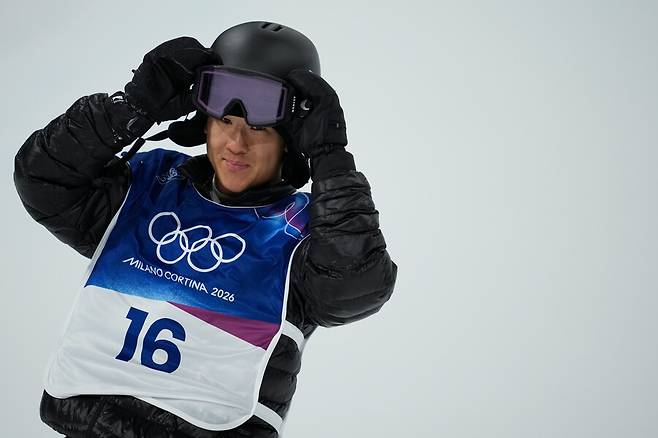 ▲ 이채운은 14일 이탈리아 리비뇨 스노파크에서 열린 2026 밀라노·코르티나 동계올림픽 스노보드 남자 하프파이프 결선에서 87.50점을 받아 12명 중 6위에 자리했다.&nbsp;2022 베이징 동계올림픽에서 18위에 머물렀던 그는 4년 만에 결선 무대를 밟으며 톱6에 진입했다.&nbsp;ⓒ연합뉴스/AP
