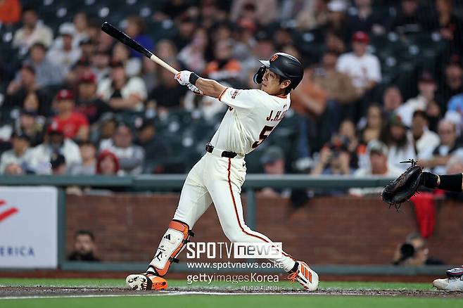 ▲ 팀의 포지션 변경 제안을 프로답게 받아들이며 구단 수뇌부의 찬사를 한몸에 모은 이정후