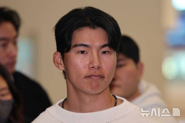 김혜성이 지난 1월 21일 인천국제공항 제2여객터미널에서 출국하며 인터뷰하고 있다. /사진=뉴시스