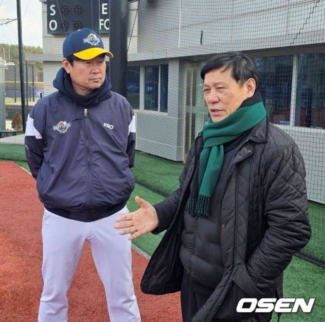 김한수 감독(왼쪽)과 허구연 총재.