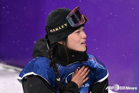 최가온이 지난 13일(현지시간) 이탈리아 리비뇨 스노파크에서 열린 2026 밀라노·코르티나담페초 동계올림픽 스노보드 여자 하프파이프 결선에서 90.25점으로 레이스를 마치고 기뻐하고 있다. /AFPBBNews=뉴스1