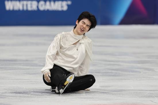 차준환은 14일 이탈리아 밀라노 아이스스케이팅 아레나에서 열린 2026 밀라노·코르티나담페초 동계올림픽 피겨스케이팅 남자 싱글 프리스케이팅에서 기술점수(TES) 95.15점, 예술점수(PCS) 87.04점, 감점 1점으로 합계 181.20점을 받았다. 차준환은 사흘 전 쇼트프로그램에서 얻은 92.72점을 합쳐 총점 273.92점을 기록했다. 차준환의 이번 대회 총점은 지난달 중국 베이징에서 열렸던 2026 국제빙상경기연맹(ISU) 4대륙선수권대회에서 준우승할 때 찍은 종전 시즌 최고점 273.62점을 0.30점 경신한 새로운 시즌 베스트 점수다. 최상위권 선수들이 실수를 연발하면서 차준환은 4위를 차지했다. 동메달리스트인 사토 슌(일본)에 불과 0.98점 뒤졌다. 연합뉴스