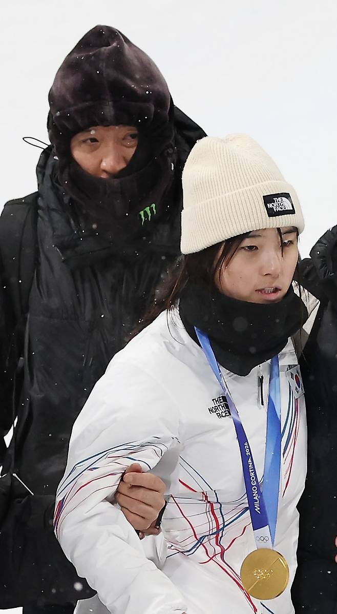 시상식 마치고 부축 받으며 나가는 최가온 지켜보는 아버지 최인영씨 (리비뇨=연합뉴스) 신준희 기자
