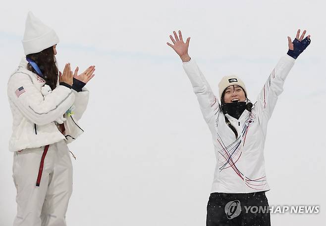 세대교체 (리비뇨=연합뉴스) 신준희 기자 = 12일(현지시간) 이탈리아 리비뇨 스노파크에서 열린 2026 밀라노-코르티나담페초 동계올림픽 스노보드 여자 하프파이프 결승에서 금메달을 따낸 최가온이 시상대에 오르며 기뻐하고 있다.
왼쪽은 은메달을 딴 미국 클로이 김. 2026.2.13 hama@yna.co.kr