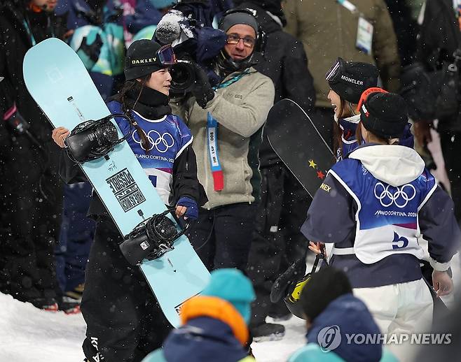 클로이 김에게 축하받는 최가온 (리비뇨=연합뉴스) 류영석 기자 = 12일(현지시간) 이탈리아 리비뇨 스노파크에서 열린 2026 밀라노·코르티나담페초 동계 올림픽 스키 스노보드 여자 하프파이프 결선에서 최가온이 90.25점을 획득해 금메달을 획득한 뒤 미국의 클로이 김으로부터 축하받고 있다. 2026.2.13 ondol@yna.co.kr