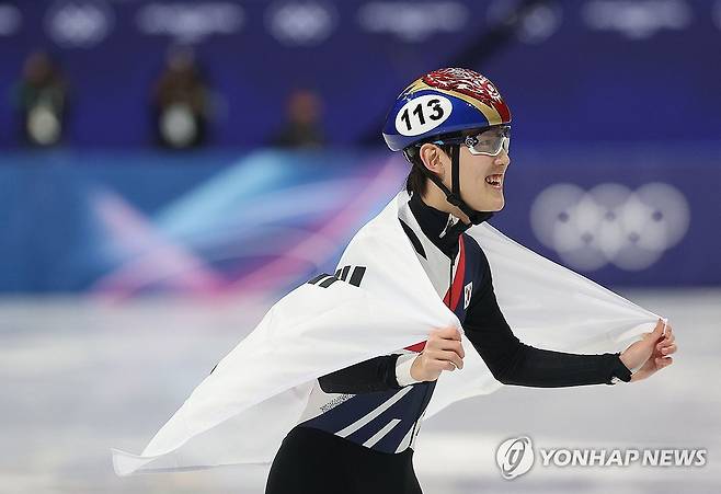 쇼트트랙 동메달 획득한 임종언 (밀라노=연합뉴스) 이지은 기자 = 12일(현지시간) 이탈리아 밀라노 아이스스케이팅 아레나에서 열린 2026 밀라노ㆍ코르티나담페초 동계올림픽 쇼트트랙 남자 1,000m 결승에서 동메달을 획득한 한국 임종언이 태극기를 몸에 두르고 기뻐하고 있다. 2026.2.13 jieunlee@yna.co.kr