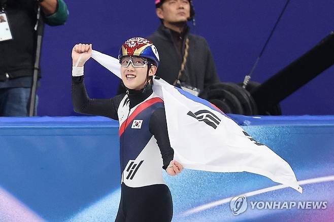 기뻐하는 임종언 (밀라노=연합뉴스) 서대연 기자 = 12일(현지시간) 이탈리아 밀라노 아이스스케이팅 아레나에서 열린 2026 밀라노ㆍ코르티나담페초 동계올림픽 쇼트트랙 남자 1,000m 결승에서 동메달을 획득한 한국 임종언이 태극기를 들고 기뻐하고 있다. 2026.2.13 dwise@yna.co.kr