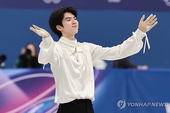 관중에 인사하는 차준환 (밀라노=연합뉴스) 서대연 기자 = 13일(현지시간) 이탈리아 밀라노 아이스스케이팅 아레나에서 열린 2026 밀라노ㆍ코르티나담페초 동계올림픽 남자 싱글 프리 스케이팅에 출전한 차준환이 연기를 마친 뒤 관중에게 인사하고 있다. 2026.2.14 dwise@yna.co.kr