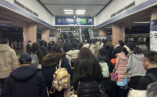중국 베이징 베이징역 인근 지하철역  (베이징=연합뉴스) 한종구 특파원 = 13일 오후 중국 베이징 베이징역 인근 지하철이 고향으로 가려는 사람들로 붐비는 모습.