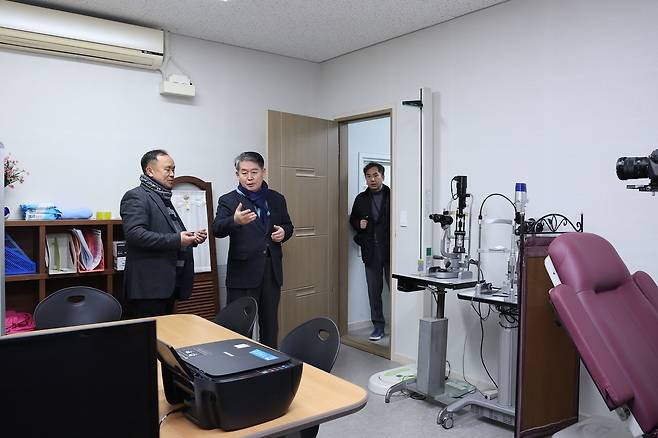 고려인마을 내 무료 진료소  (광주=연합뉴스) 김경협(왼쪽서 2번째) 청장이 11일 마을 내 의료지원 시설을 둘러보고 있다. 진료소에서는 한국어가 서툰 고령 동포들을 위해 통역 서비스를 제공하며 무료 진료를 실시한다. [재외동포청 제공]