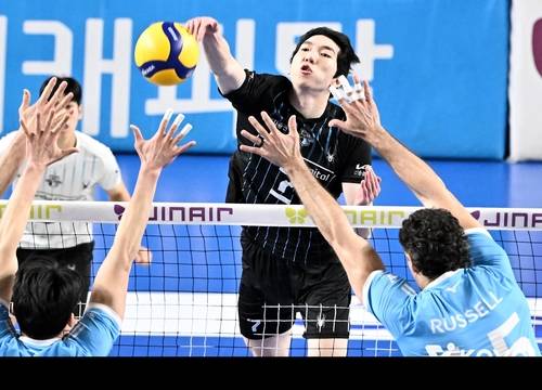 공격하는 현대캐피탈의 허수봉(중앙) [한국배구연맹 제공. 재판매 및 DB 금지]