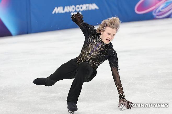 또 넘어진 말리닌 (밀라노=연합뉴스) 서대연 기자 = 13일(현지시간) 이탈리아 밀라노 아이스스케이팅 아레나에서 열린 2026 밀라노ㆍ코르티나담페초 동계올림픽 남자 싱글 프리 스케이팅에 출전한 미국 일리야 말리닌이 착지 실수로 넘어지고 있다. 
    유력한 우승 후보로 꼽히던 말리닌은 아쉬운 연기를 보이며 264.49점으로 8위에 머물렀다.2026.2.14 dwise@yna.co.kr