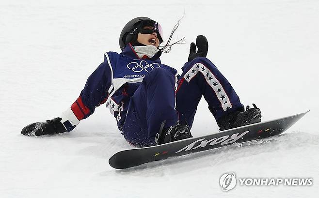 넘어지는 클로이 김 (리비뇨=연합뉴스) 신준희 기자 = 12일(현지시간) 이탈리아 리비뇨 스노파크에서 열린 2026 밀라노-코르티나담페초 동계올림픽 스노보드 여자 하프파이프 결승에서 미국 클로이 김이 2차시기를 경기를 펼치고 있다. 2026.2.13 hama@yna.co.kr
