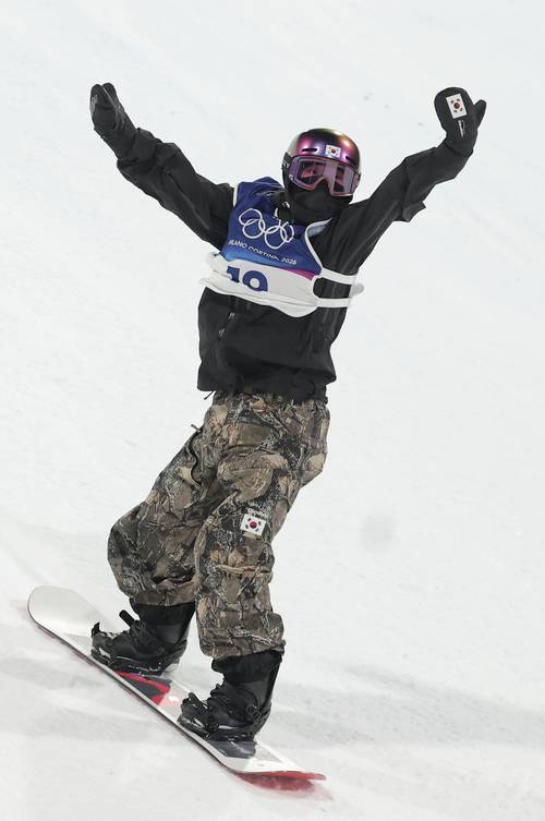 10일(한국시간) 이탈리아 리비뇨 스노파크에서 열린 2026 밀라노·코르티나담페초 동계올림픽 스노보드 여자 빅에어 결선에서 유승은이 2차 시기를 성공시킨 뒤 두 팔을 들어올리고 있다. /연합뉴스