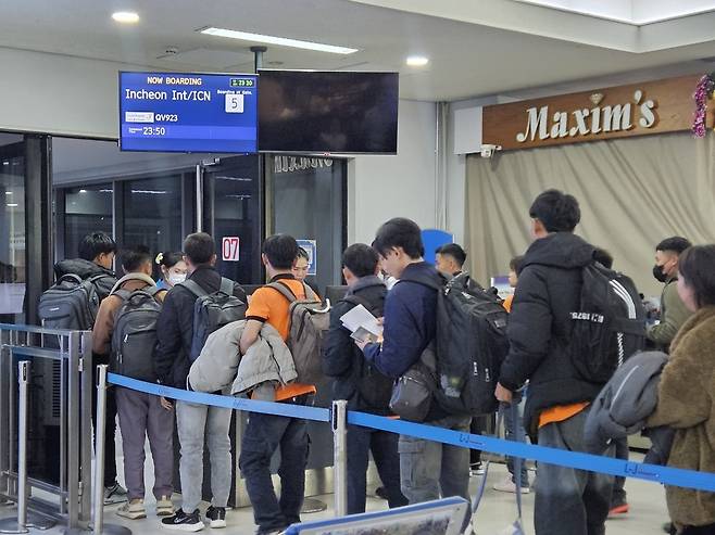 ▲ 지난달 13일 라오스 비엔티안에 있는 왓타이 국제공항 출국장 모습. 라오스 청년들이 한국행 비행기를 타기 위해 길게 줄을 서고 있다.