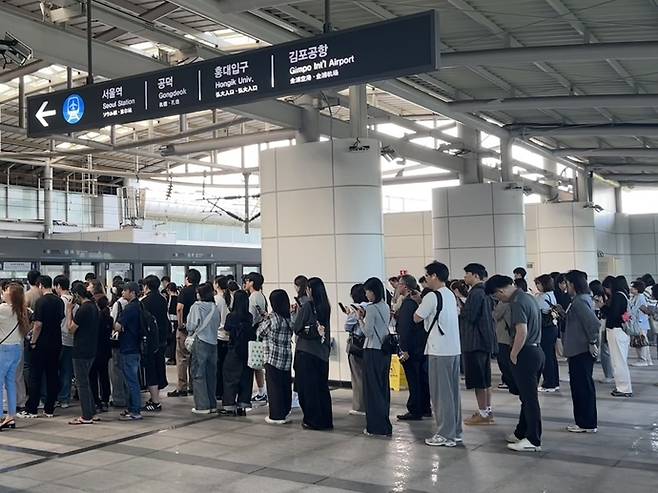 지난해 9월 25일 아침 출근시간대에 공항철도 계양역 상행선 승강장에 긴 대기줄이 이어져 있다. 노선우 기자