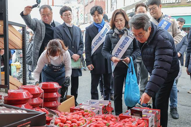 김동연 경기지사가 지난 14일 수원 조원시장을 찾아 장을 보며 상인들과 대화하고 있다. <경기도 제공>