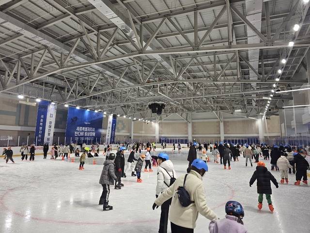 ▲ 반디비 빙상장에서 강족들이 즐거운 시간을 보내고 있다. / 공보관실 제공