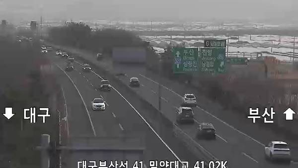 오후 5시 기준 대구부산고속도로 부산~대구 방면 밀양대교 지점에서 정체와 지체가 반복되고 있다. /국가교통정보센터 갈무리