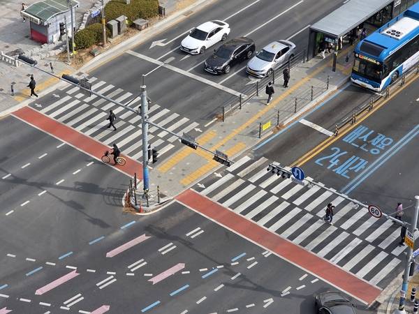시민들이 15일 오후 창원시 성산구 용호동 정우상가 주변 건널목을 지나고 있다. /최석환 기자