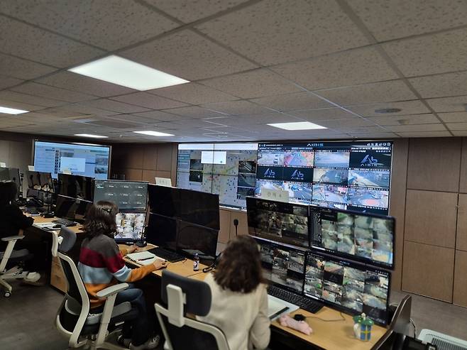 지난 13일 대구 남구에 있는 CCTV통합관제센터서 관제요원들이 모니터링을 진행하고 있다. 이승엽기자