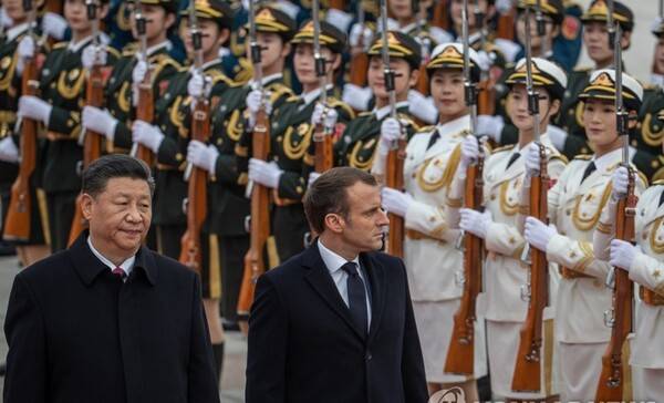 지난해 12월 중국을 방문한 아메뉘엘 마크롱 프랑스 대통령이 시진핑 중국주석과 함께 사열대 앞을 지나고 있다. 2025.12.3. EPA 연합뉴스
