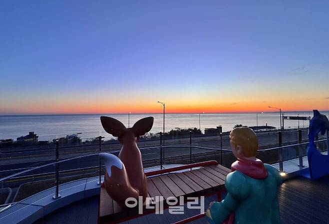 지난해 11월 개장한 동해고속도로에 들어선 ‘포항 휴게소’ 전망대 낙조 풍경 (사진=한국도로공사)