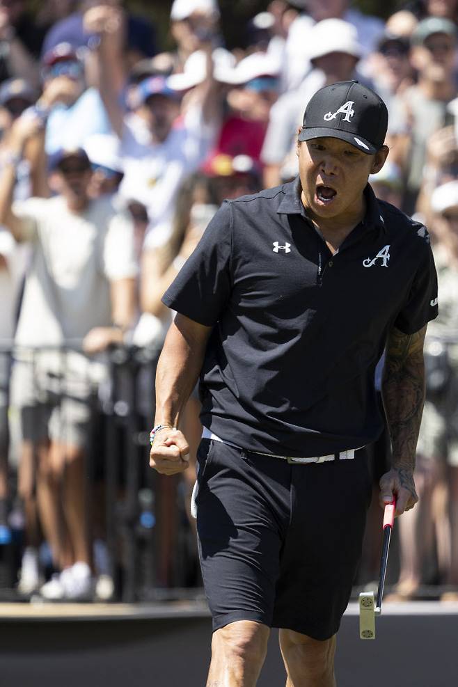 앤서니 김이 15일 호주에서 열린 LIV 골프 애들레이드 최종 4라운드 12번홀에서 공동 선두로 올라서는 버디 퍼트를 넣은 뒤 기뻐하고 있다. (사진=LIV Golf)