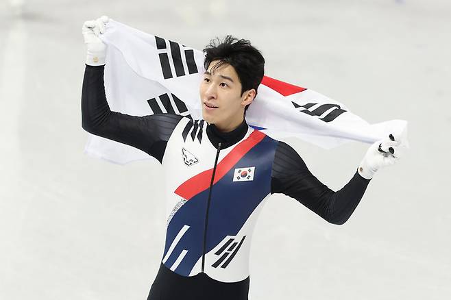 15일 이탈리아 밀라노 아이스 스케이팅 아레나에서 열린 2026 밀라노·코르티나담페초 동계 올림픽 쇼트트랙 남자 1,500m 결승에서 은메달을 차지한 뒤 태극기를 두르고 기뻐하는 황대헌