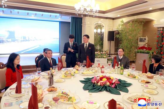 14일 원산갈마해안관광지구에서 북한 외무성과 주북 중국대사관 관계자들이 친선 모임을 가졌다. [사진 출처=조선중앙통신]