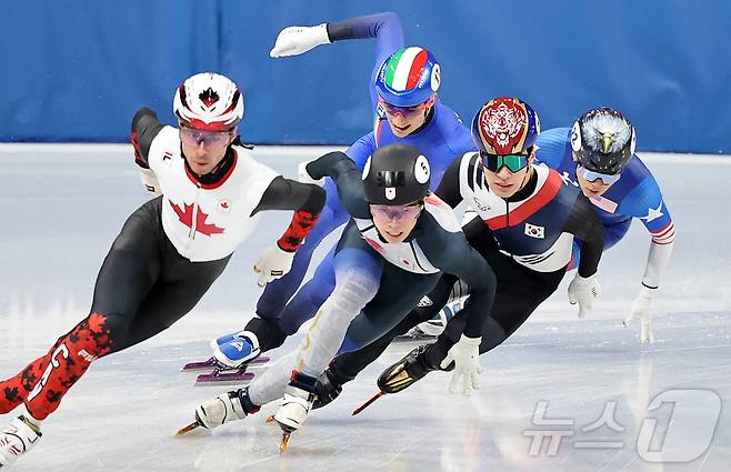 쇼트트랙 황대헌이 14일(현지시간) 이탈리아 밀라노 아이스 스케이팅 아레나에서 열린 2026 밀라노·코르티나담페초 동계올림픽 쇼트트랙 남자 1500m 준결승에서 질주하고 있다. 황대헌은 2위로 결승 진출에 성공했다. 2026.2.15 ⓒ 뉴스1 김진환 기자