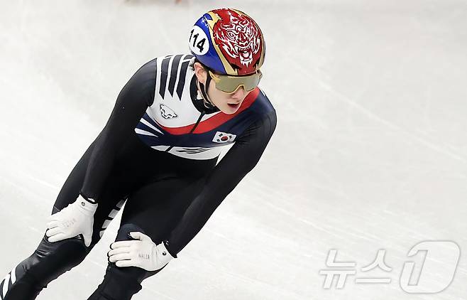 쇼트트랙 신동민이 14일(현지시간) 이탈리아 밀라노 아이스 스케이팅 아레나에서 열린 2026 밀라노·코르티나담페초 동계올림픽 쇼트트랙 남자 1500m 준준결승에서 3위로 결승선을 통과하고 있다. 2026.2.15 ⓒ 뉴스1 김진환 기자