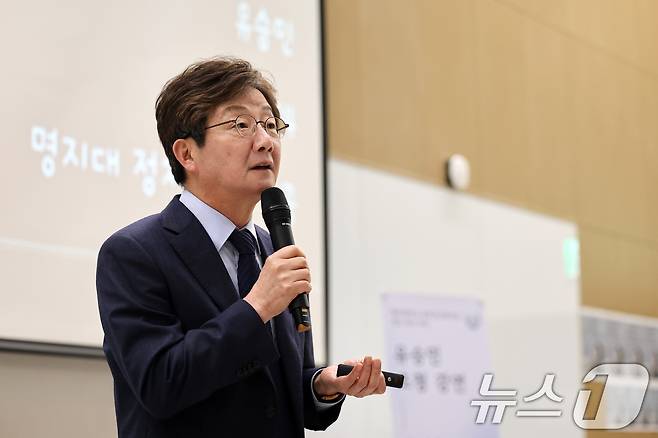 국민의힘 대선 경선 불참을 선언한 유승민 전 의원이 14일 서울 서대문구 명지대학교에서 '더 나은 세상을 위한 정치 개혁'을 주제로 초청 강연을 하고 있다. 2025.4.14 ⓒ 뉴스1 이승배 기자