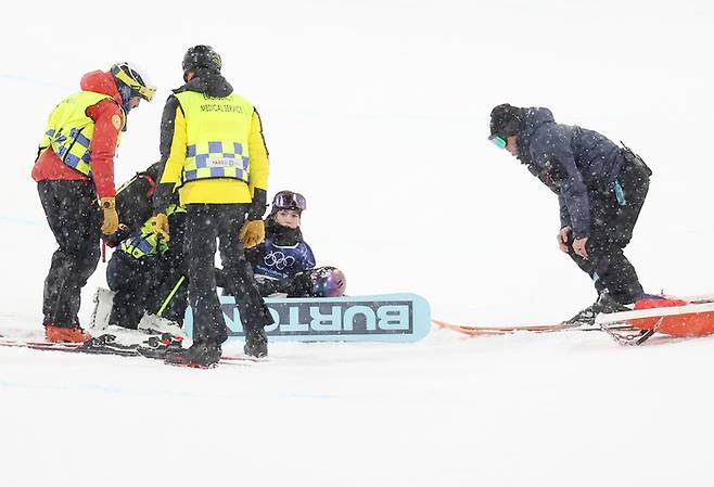 최가온이 13일(한국시간) 이탈리아 리비뇨 스노파크에서 열린 2026 밀라노-코르티나 동계올림픽 스노보드 여자 하프파이프 결승에서 1차시기 크게 넘어진 뒤 일어나고 있다. 사진 | 연합뉴스