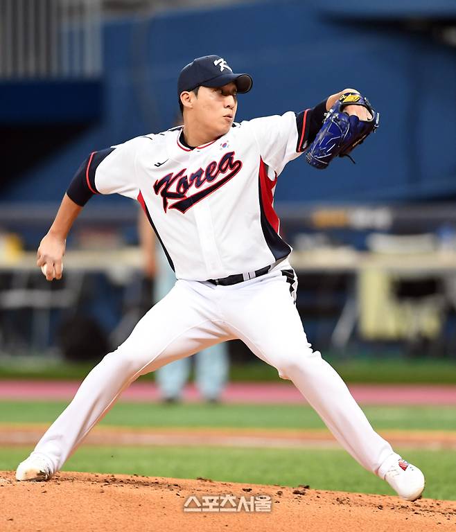 항저우 아시안게임 대한민국 야구 대표팀의 원태인이 26일 고척 스카이돔에서 진행된 상무와의 연습 경기 4회초 등판해 힘차게 공을 던지고 있다. 고척 | 박진업기자 upandup@sportsseoul.com