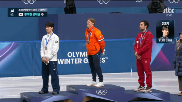 15일(한국시간) 황대헌은 이탈리아 밀라노 아이스 스케이팅 아레나에서 열린 2026 밀라노·코르티나담페초 동계 올림픽 쇼트트랙 남자 1500m 결선에서 2분12초304로 옌스 판트바우트(네덜란드·2분12초219)에 이어 2위로 결승선을 통과, 은메달을 수확했다. /사진=네이버치지직 라이브 영상 캡처