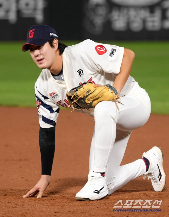 10일 부산 사직구장에서 열린 롯데 자이언츠와 한화 이글스의 경기. 롯데 1루수 나승엽이 송구 실책 후 아쉬워하고 있다. 부산=박재만 기자 pjm@sportschosun.com/2025.09.10/