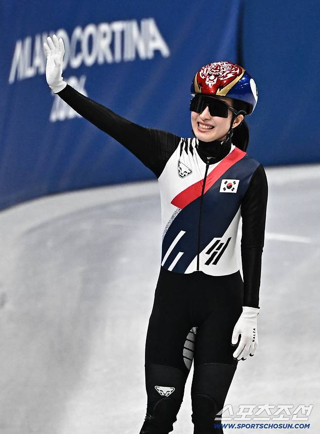 15일(한국시간) 이탈리아 밀라노 아이스스케이팅 아레나에서 쇼트트랙 여자 3000m 계주 준결승 경기가 열렸다. 대표팀이 1위로 결승에 진출했다. 기뻐하는 김길리. 밀라노(이탈리아)=송정헌 기자songs@sportschosun.com/2026.02.15/