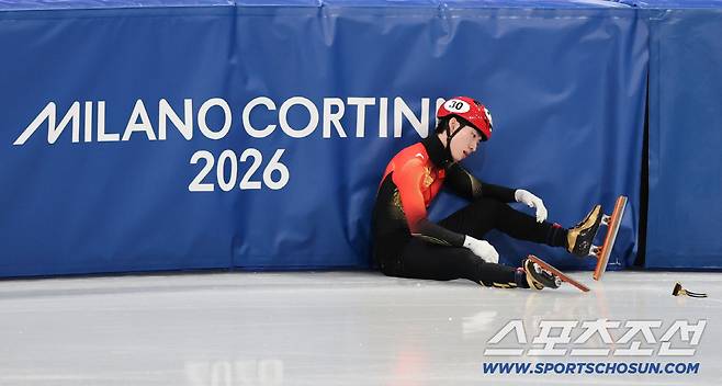 중국 쇼트트랙 선수 린샤오쥔(한국명 임효준)이 14일(현지시간) 이탈리아 밀라노 아이스스케이팅 아레나에서 열린 2026 밀라노 코르티나담페초 동계올림픽 쇼트트랙 남자 1500m 준준결승에서 넘어진 뒤 아쉬워하고 있다. 밀라노(이탈리아)=송정헌 기자songs@sportschosun.com/2026.02.15/