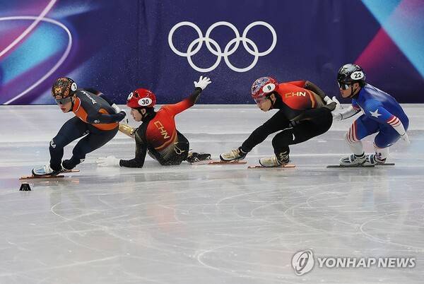 넘어지는 린샤오쥔. ⓒ연합뉴스