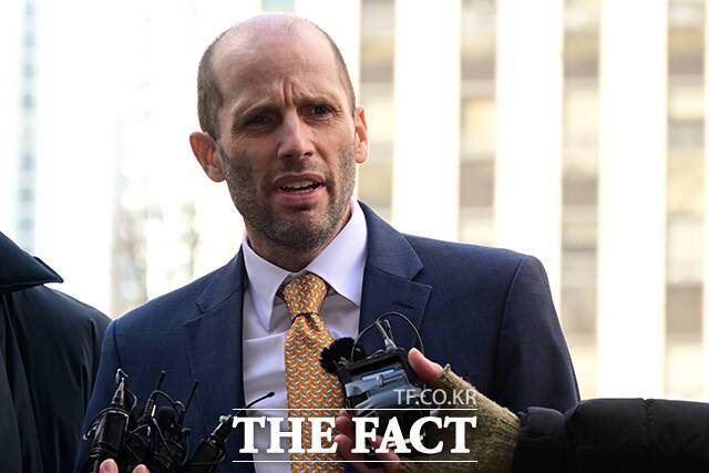 조국혁신당이 해롤드 로저스 쿠팡 임시대표에게 66억 원 규모의 주식보너스가 지급된 것을 두고 "대한민국 법치를 비웃는 쿠팡의 오만한 처사"라고 비판했다. 국회 청문회에서 위증한 혐의를 받는 해롤드 로저스 쿠팡 임시대표가 6일 서울 마포구 서울경찰청 광역수사단 청사로 출석하고 있다./남윤호 기자