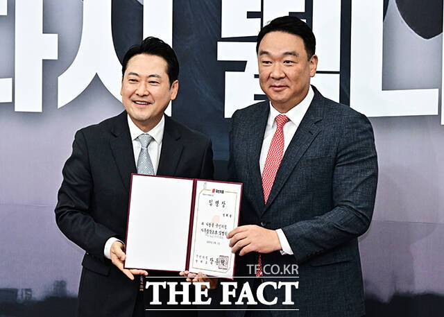 정희용 국민의힘 사무총장(오른쪽)이 장동혁 대표 체제가 들어선 이후 당비 납부 당원이 47.7% 늘어 110만 명을 넘어섰다고 밝혔다. 장동혁 국민의힘 대표가 지난해 서울 여의도 국회에서 열린 최고위원회의에 참석해 정희용 사무총장에게 임명장을 수여하고 있다./배정한 기자