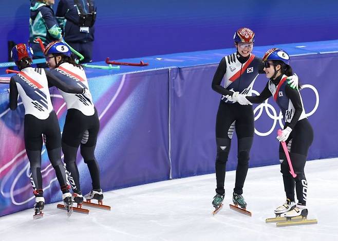 한국 쇼트트랙 여자 대표팀 선수들이 15일 이탈리아 밀라노 아이스스케이팅 아레나에서 열린 2026 밀라노·코르티나 동계올림픽 쇼트트랙 여자 3000m 계주 준결승에서 결승행을 확정지은 뒤 기뻐하고 있다.   [사진 제공= 연합뉴스]