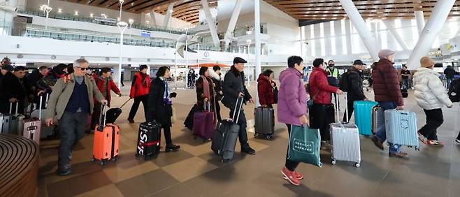 인천 연수구 인천항 국제여객터미널을 통해 입국하는 중국인 단체 관광객. 연합뉴스